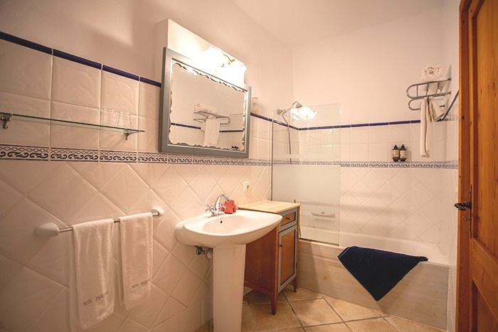 een badkamer met een wastafel en een badkuip