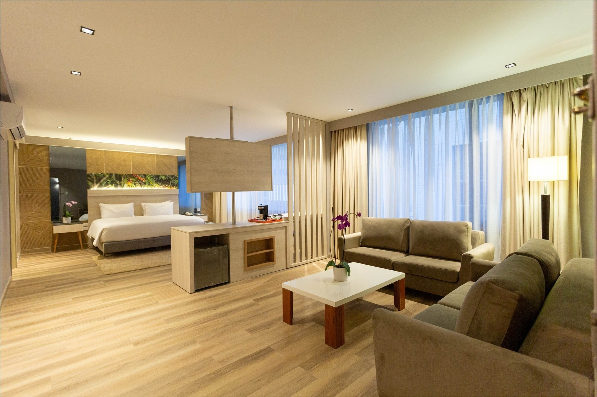 una habitación de hotel con una cama y un sofá