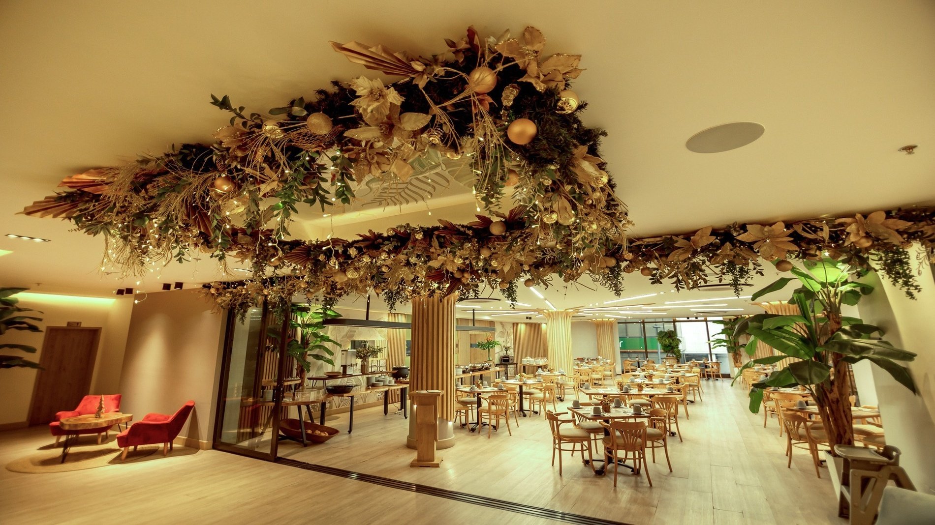 un restaurante lleno de mesas y sillas decoradas para navidad