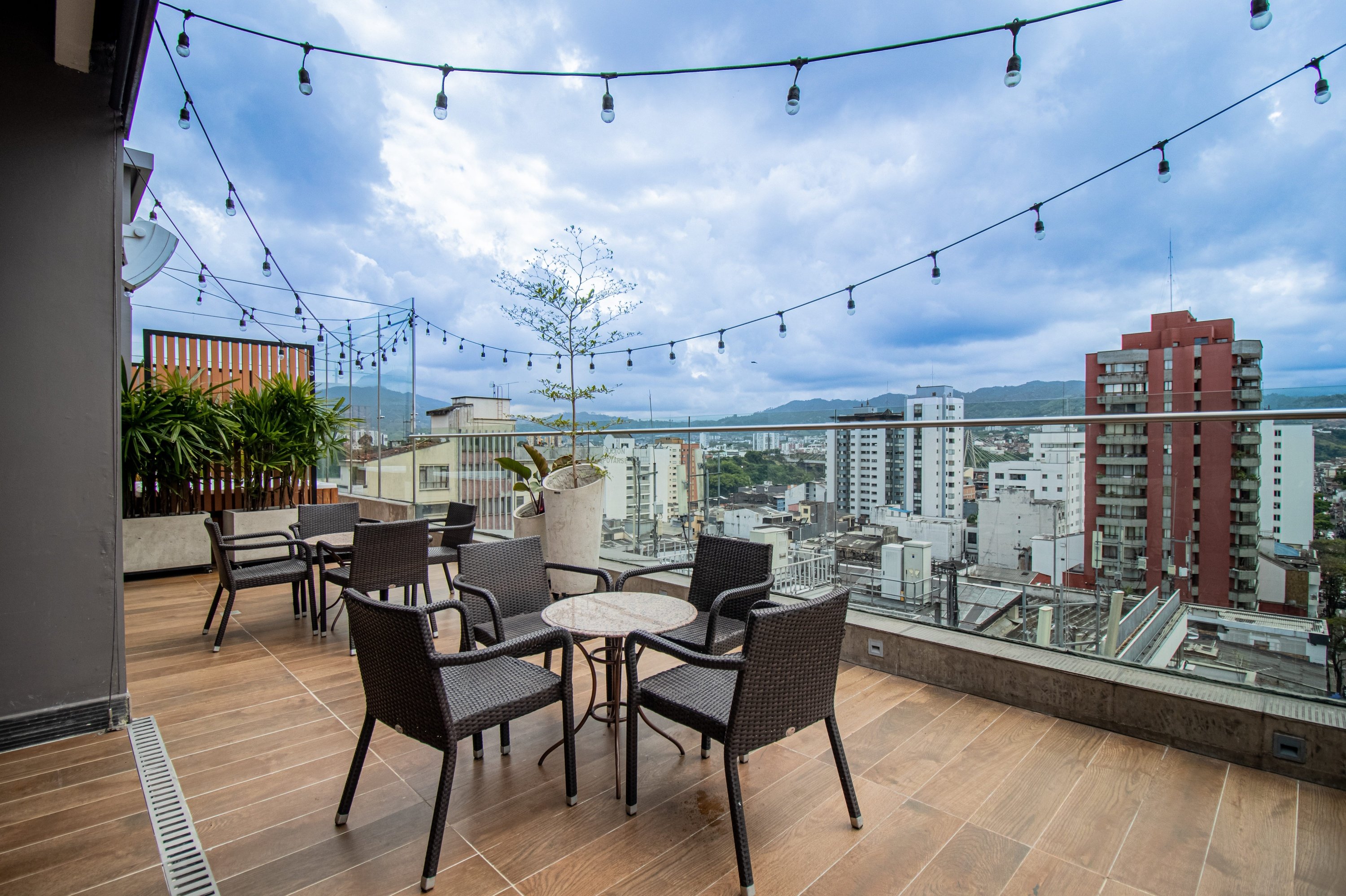 una terraza con mesas y sillas y una vista de la ciudad