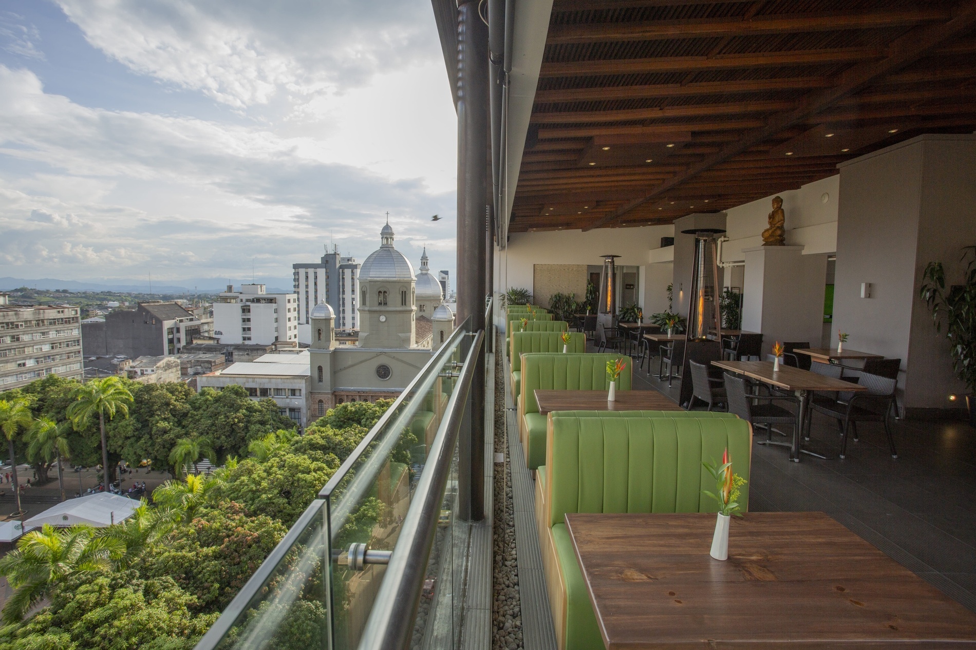 una vista de la ciudad desde un restaurante con mesas y sillas