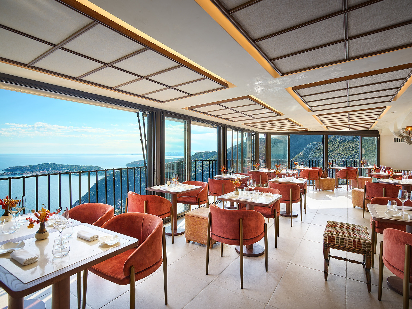 Restaurant &eacute;l&eacute;gant avec vue sur l'oc&eacute;an au Stein: Chateau Eza, mobilier luxueux et gastronomie.