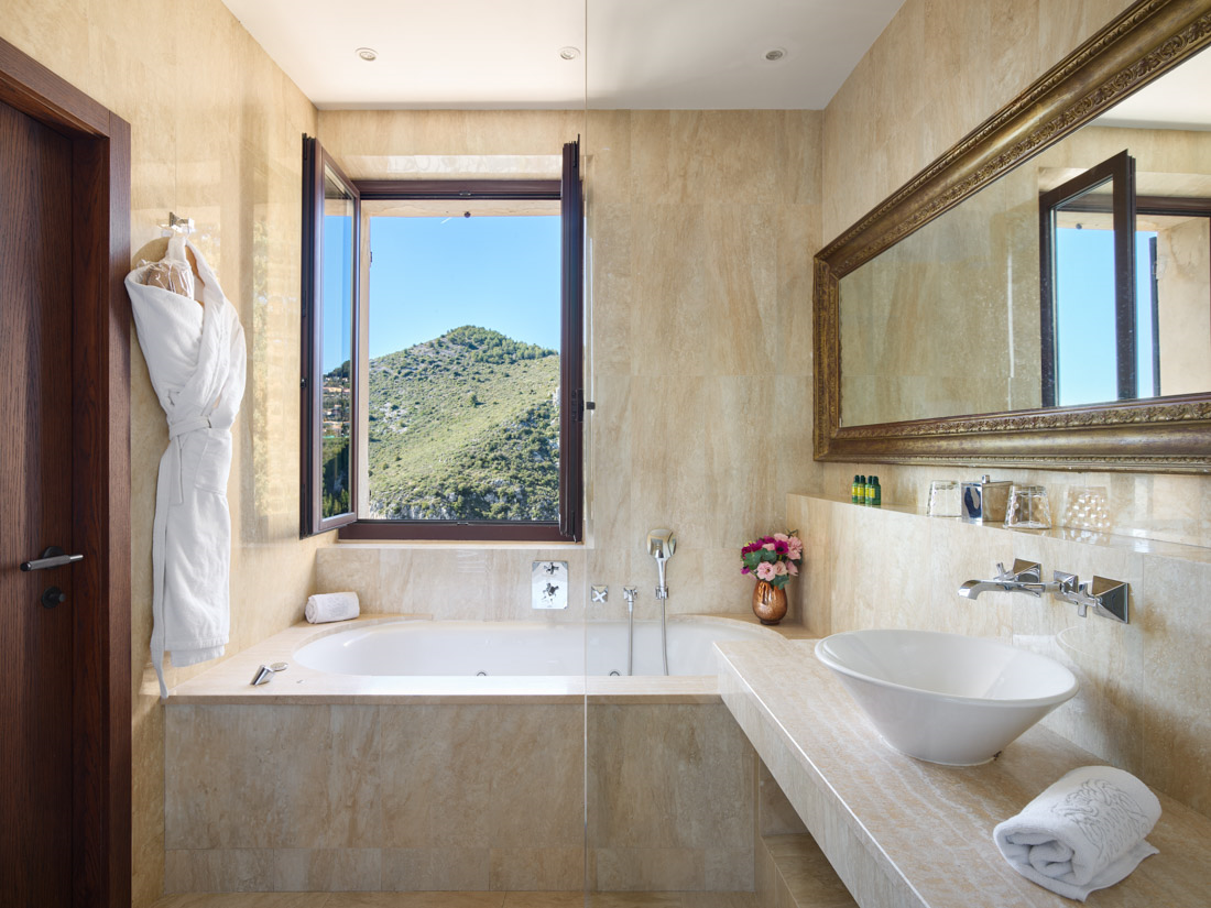 ein Badezimmer mit einer Badewanne und einem Waschbecken