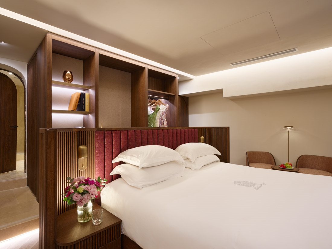 ein Hotelzimmer mit einem Bett und einem Nachttisch