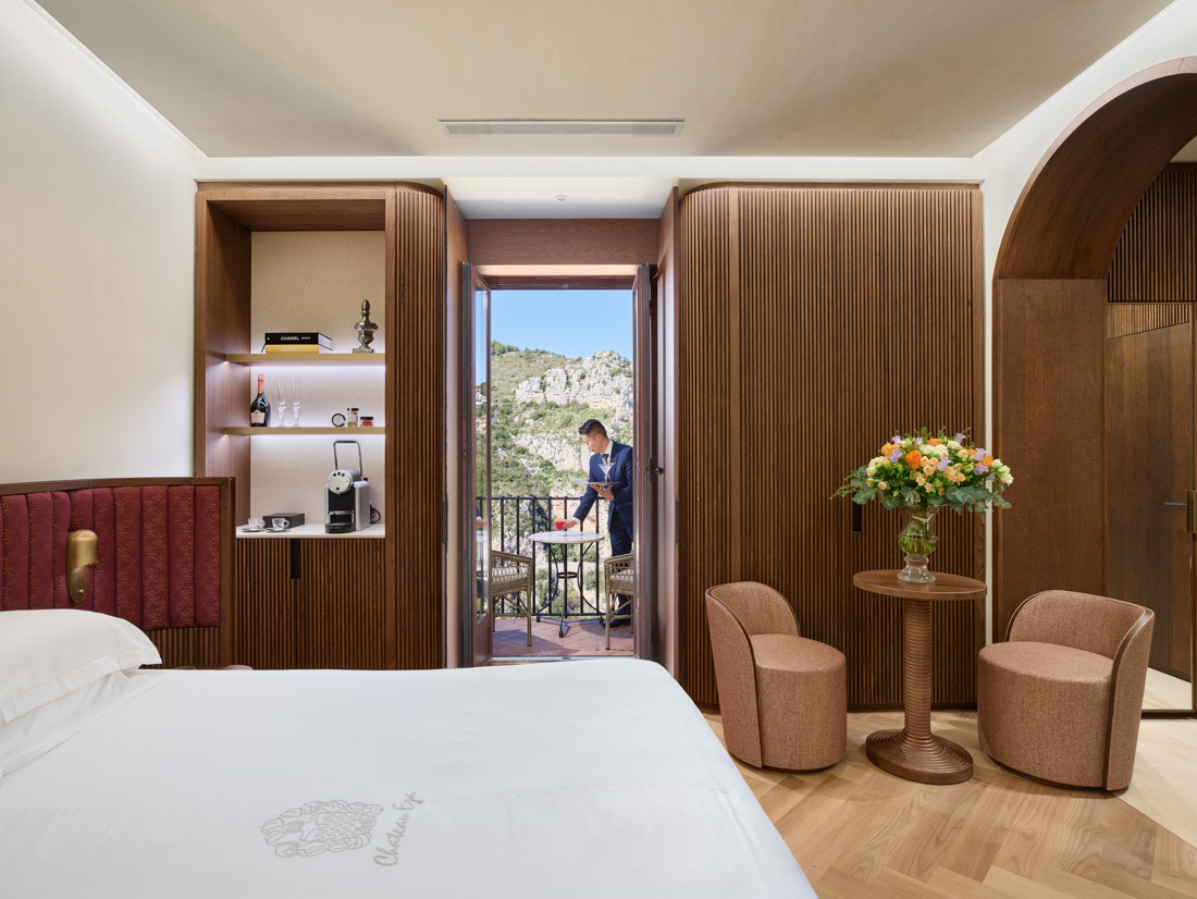 ein Hotelzimmer mit einem Bett und einem Tisch