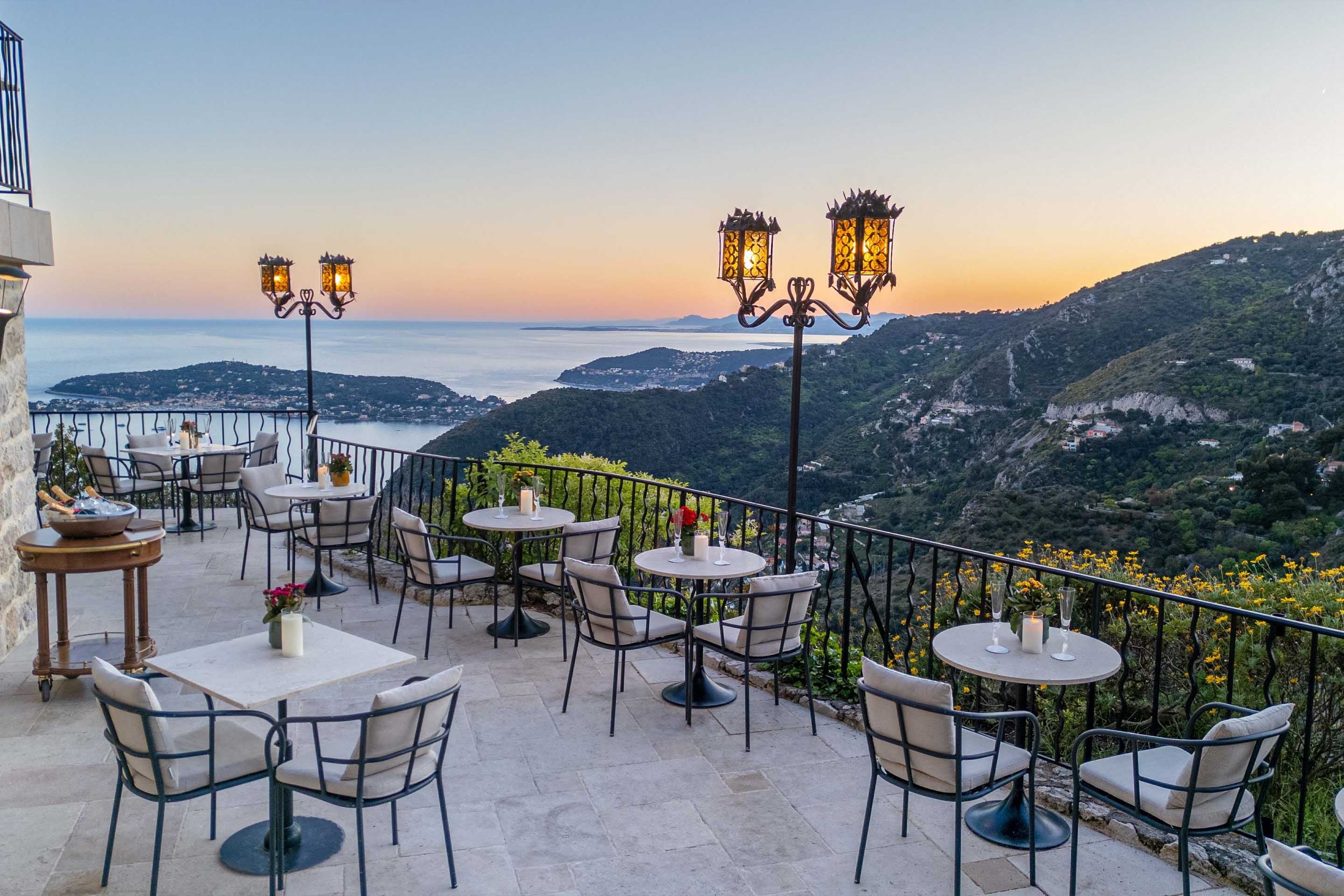 施泰因埃茲城堡露台，日落時分盡享壯麗海灣與山巒景致，氣氛浪漫。