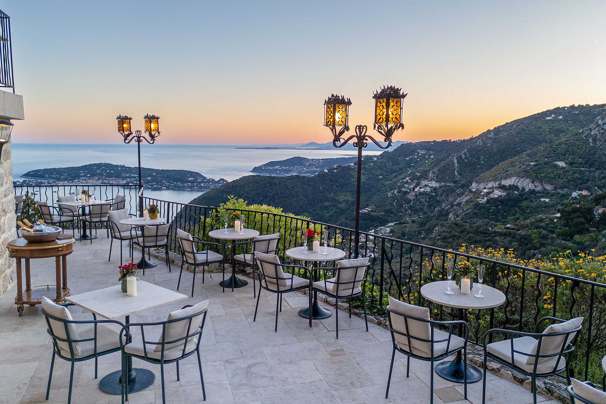 Terrasse sur le toit du Stein: Chateau Eza avec vue sur mer et lumi&egrave;res du soir.