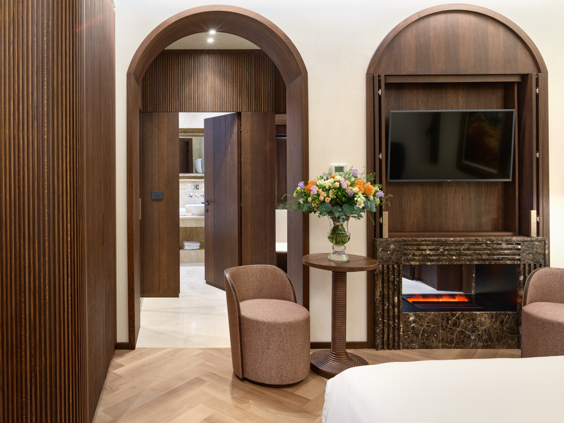 ein Hotelzimmer mit einem Bett und einem Tisch