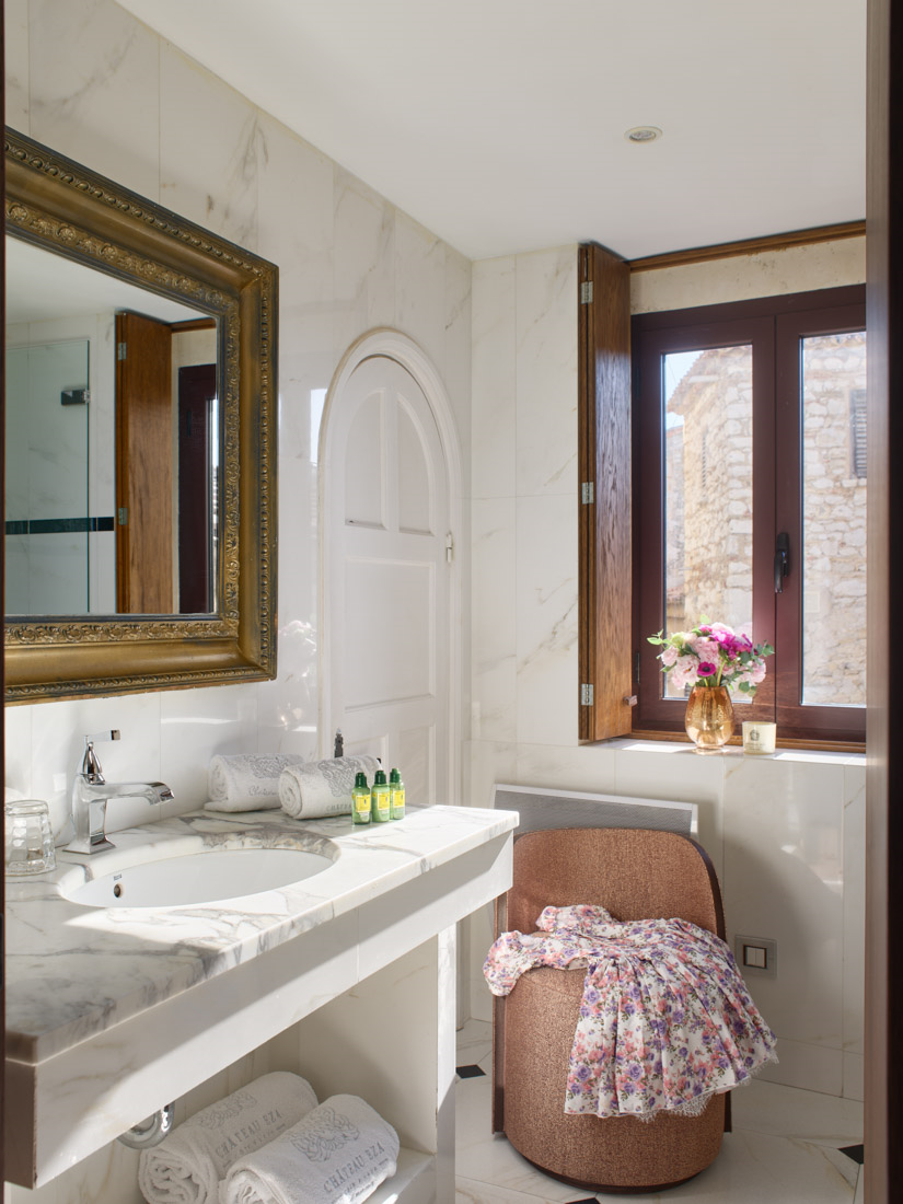 ein Badezimmer mit einem Waschbecken und einem Stuhl