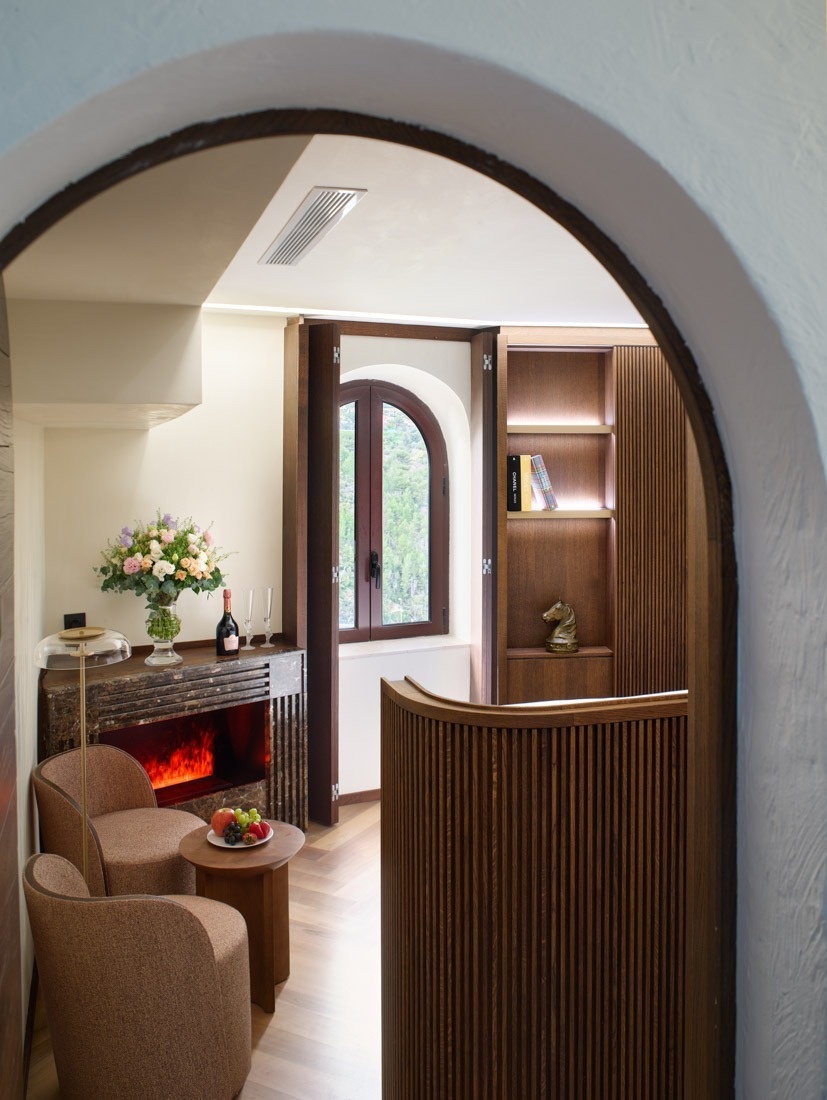 ein Wohnzimmer mit einem Kamin und einem Tisch