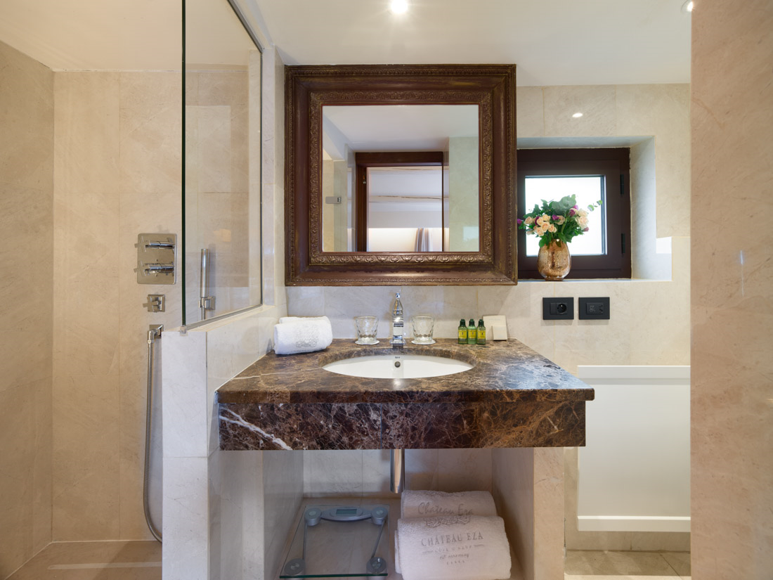 ein Badezimmer mit einem Waschbecken und einem Spiegel