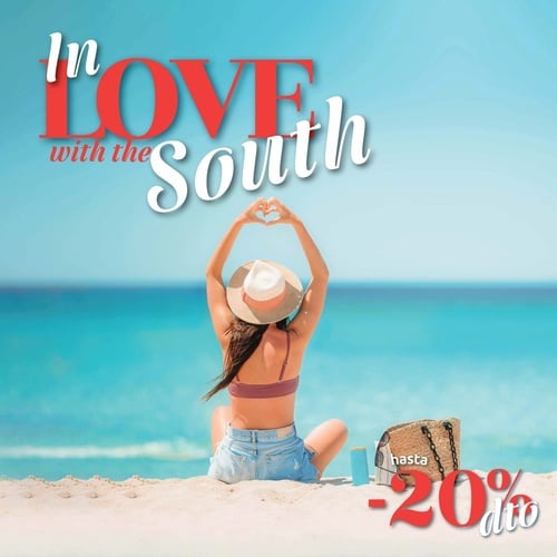 una mujer con un sombrero y una camisa blanca está en la playa y dice que nos encanta el verano