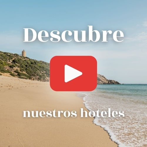 un cartel que dice descubre nuestros hoteles con una playa en el fondo