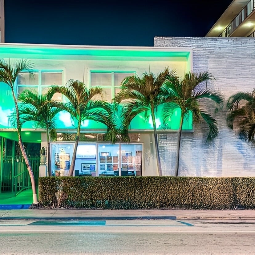 un edificio blanco y verde con la palabra kent en la parte delantera