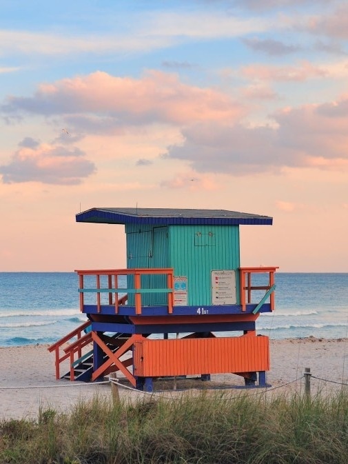 una torre de salvavidas colorida en la playa de miami