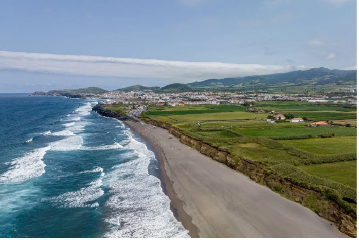 Sul Villas & Spa: Scenic volcanic crater lake with lush green mountains and dramatic clouds.