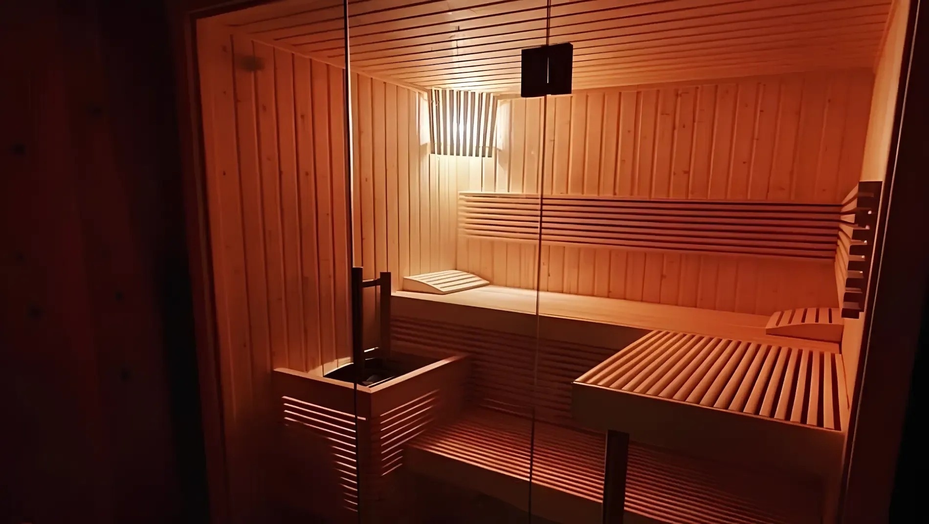 uma sauna de madeira com uma porta de vidro