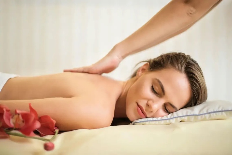 una mujer está recibiendo un masaje en un spa .