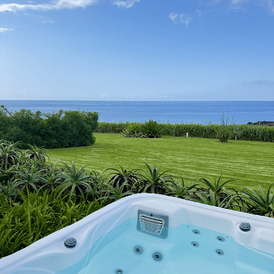 Luxuriöser Whirlpool mit Meerblick und gepflegtem Garten - Ihr Sul Villas & Spa-Erlebnis.