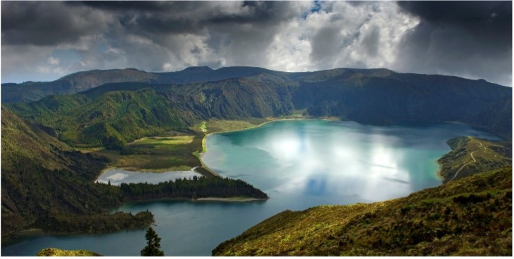 Sul Villas & Spa: Scenic volcanic crater lake with lush green mountains and dramatic clouds.