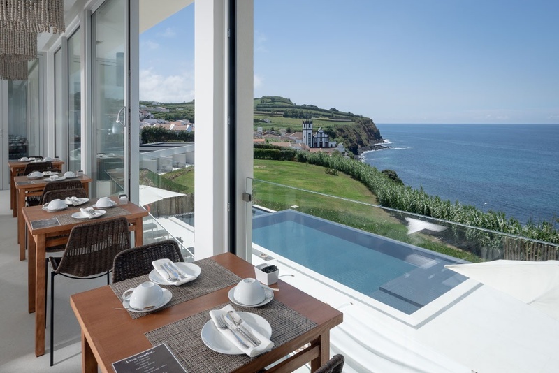 Mesas con vistas al mar en Sul Villas & Spa. Piscina infinita y vistas al océano.