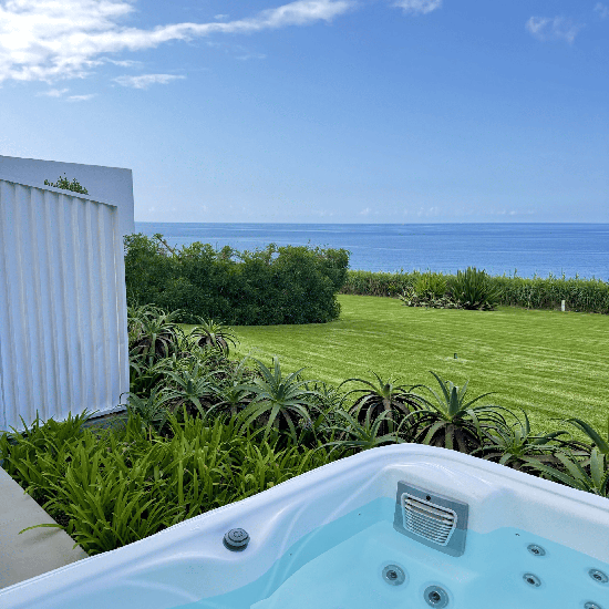 Entspannter Whirlpool mit Meerblick und üppiger Gartenanlage. Perfekt für Ihren Sul Villas & Spa-Aufenthalt.