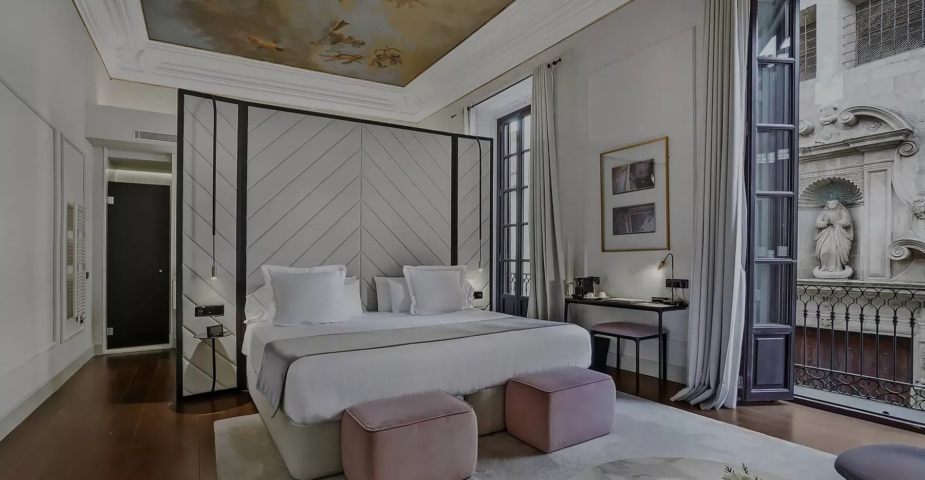 Summum: Suite Zurbarán: Dormitorio elegante con techo ornamentado y balcón.