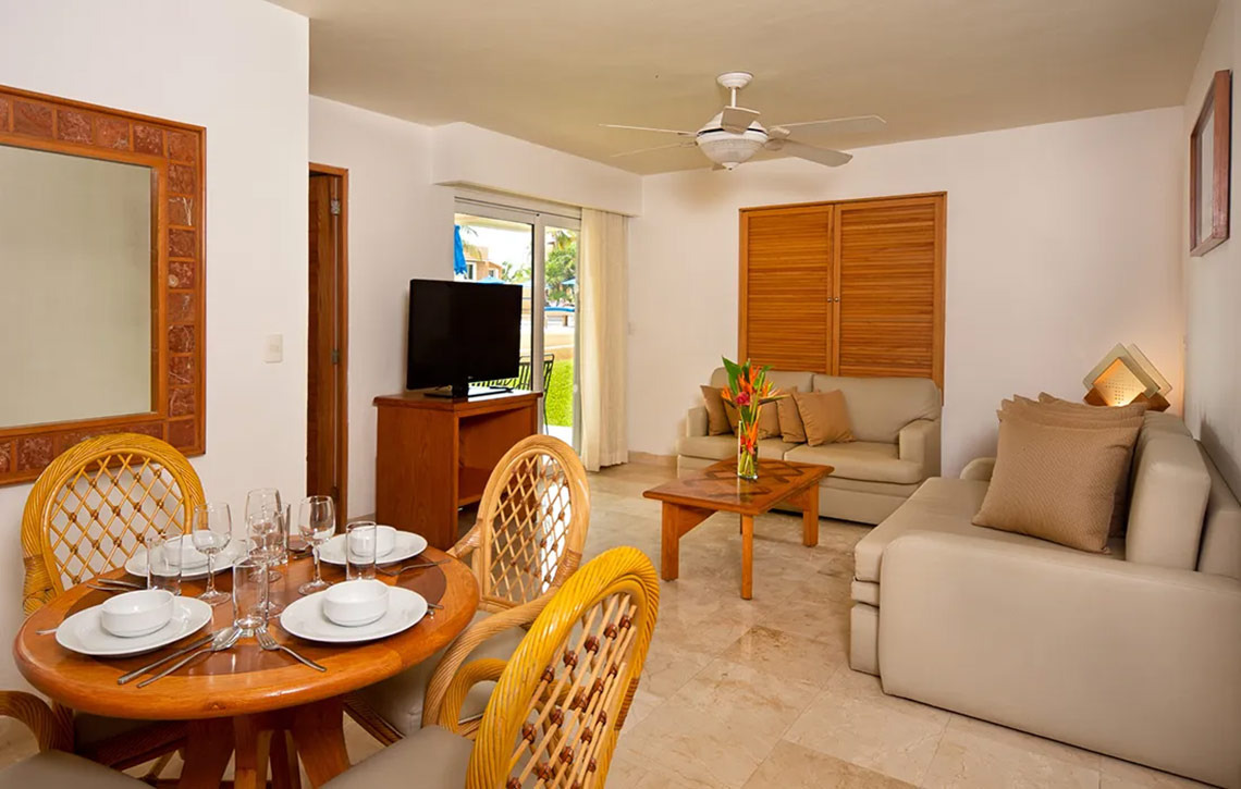 Comedor y sala de estar en Sunset Fishermen Beach Resort, ideales para vacacionar.