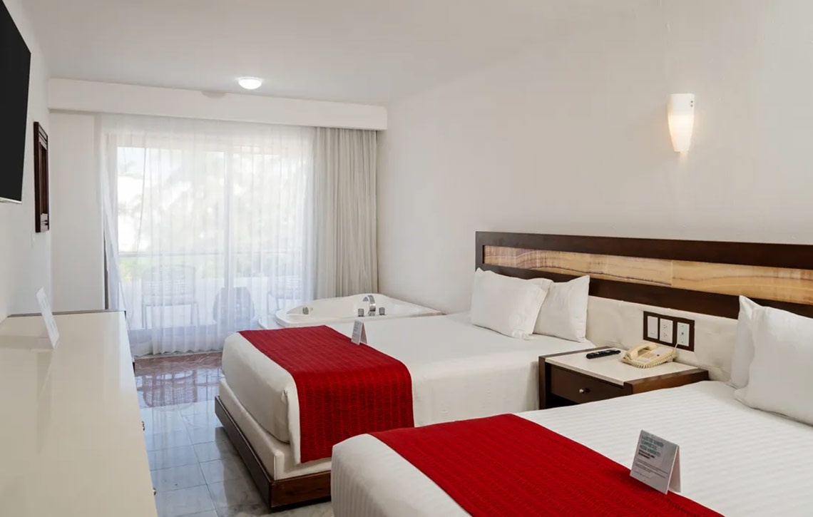 Camas dobles y jacuzzi en Sunset Marina Resort & Yacht Club | Página Oficial