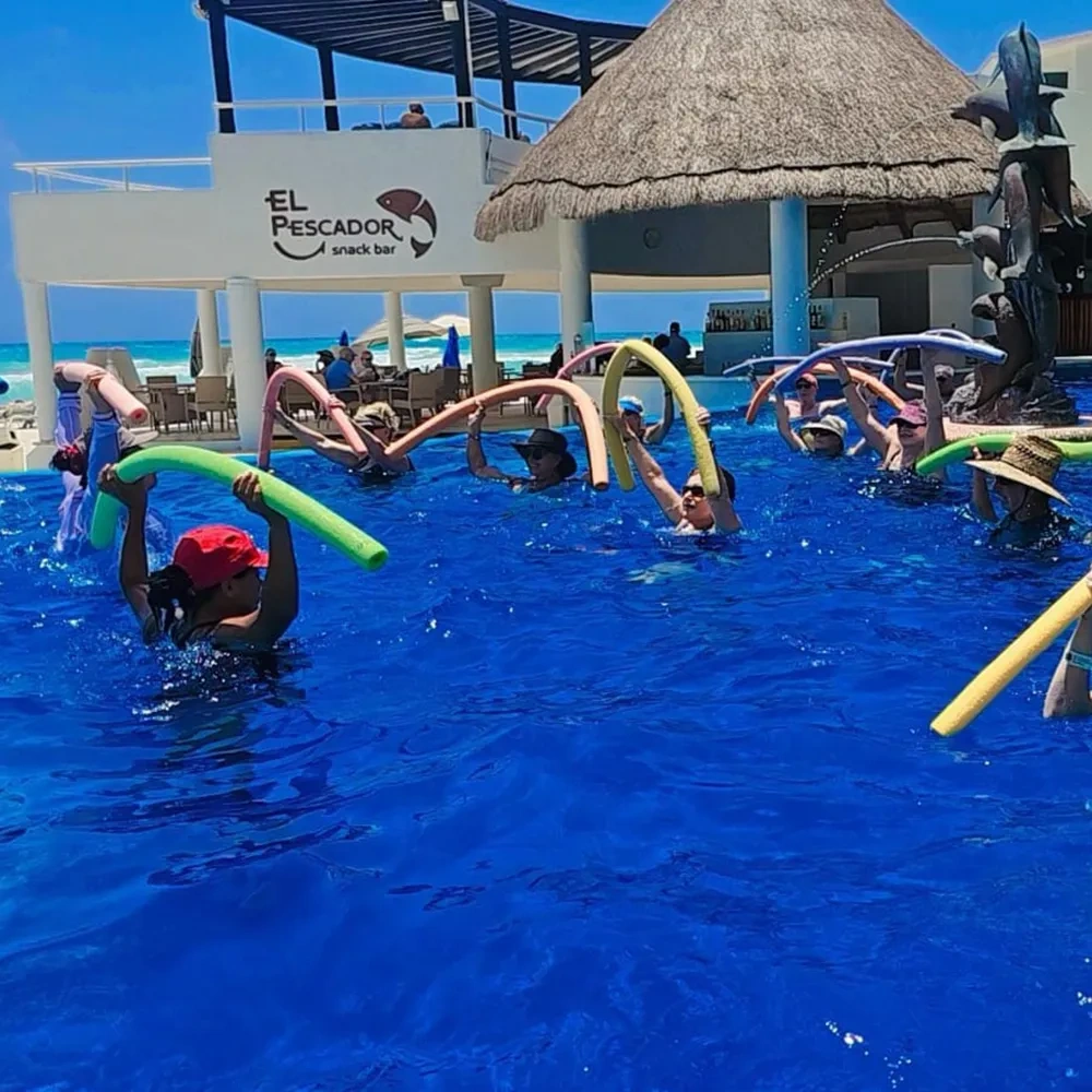 Sunset Hotels Collection: Corporativa, gente disfrutando clase acuática con fideos en piscina azul.