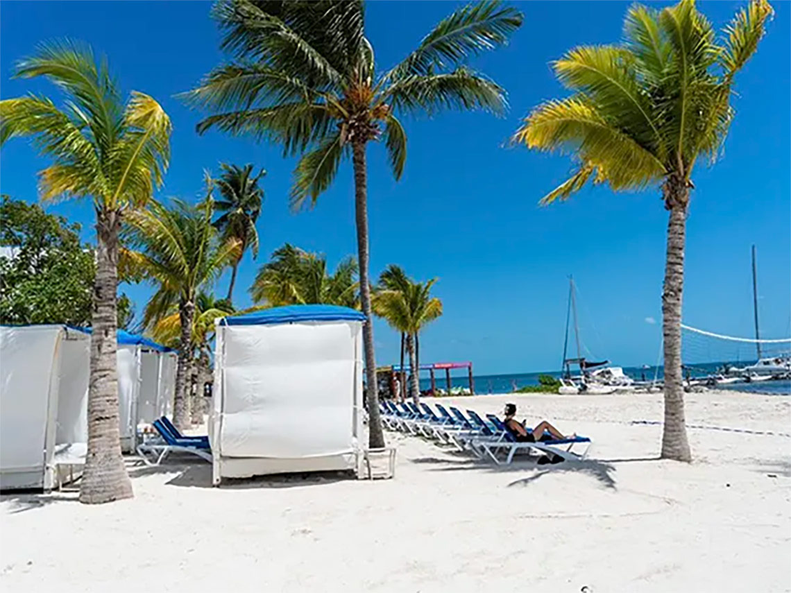 Ocean Spa Hotel: Beach cabanas, lounge chairs & palm trees with ocean view.