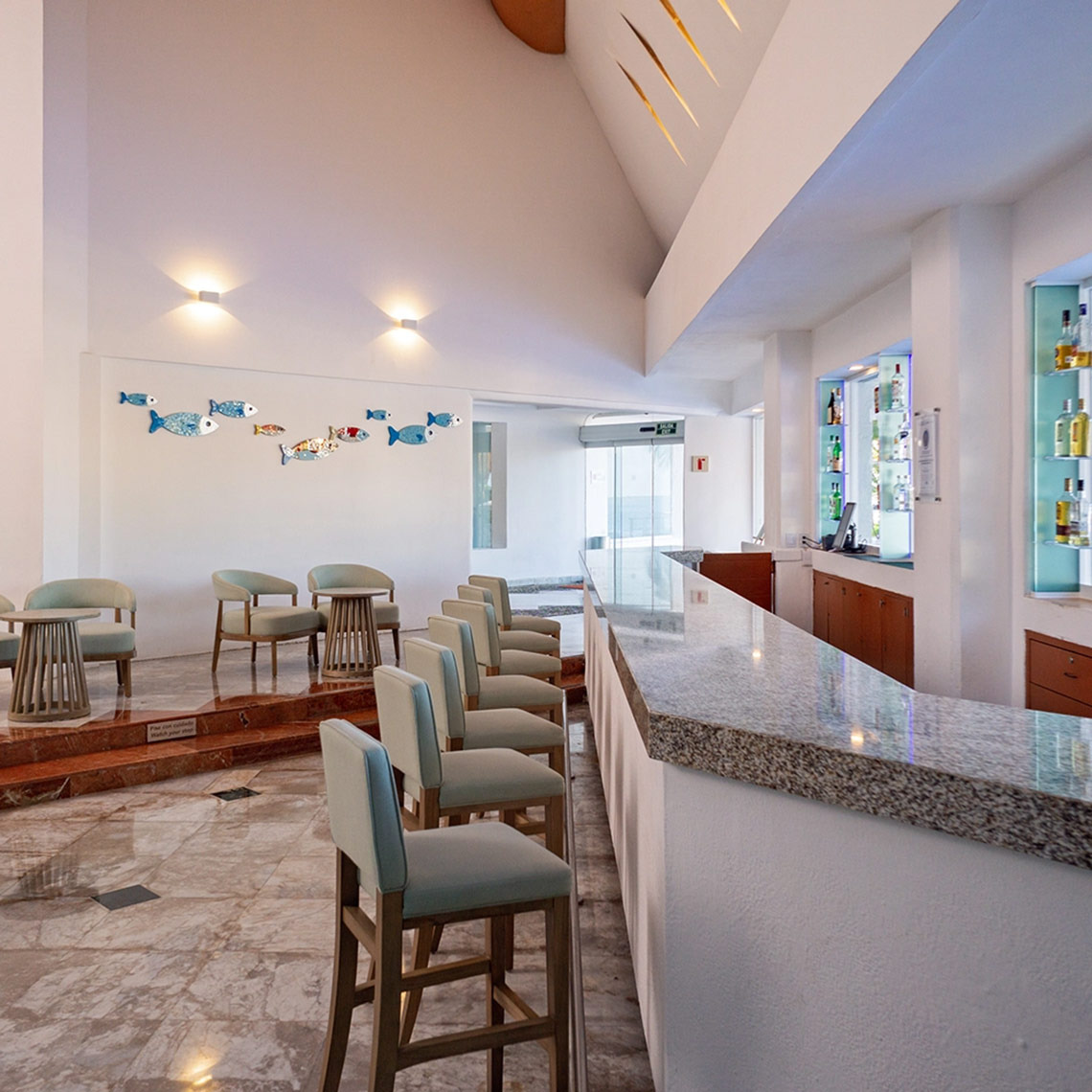 Bar moderno en Sunset Marina Resort & Yacht Club con asientos cómodos.