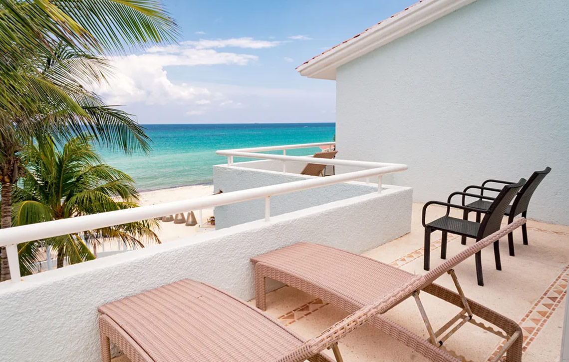 Balcón con vista al mar en Sunset Fishermen Beach Resort, ideal para relajarse.