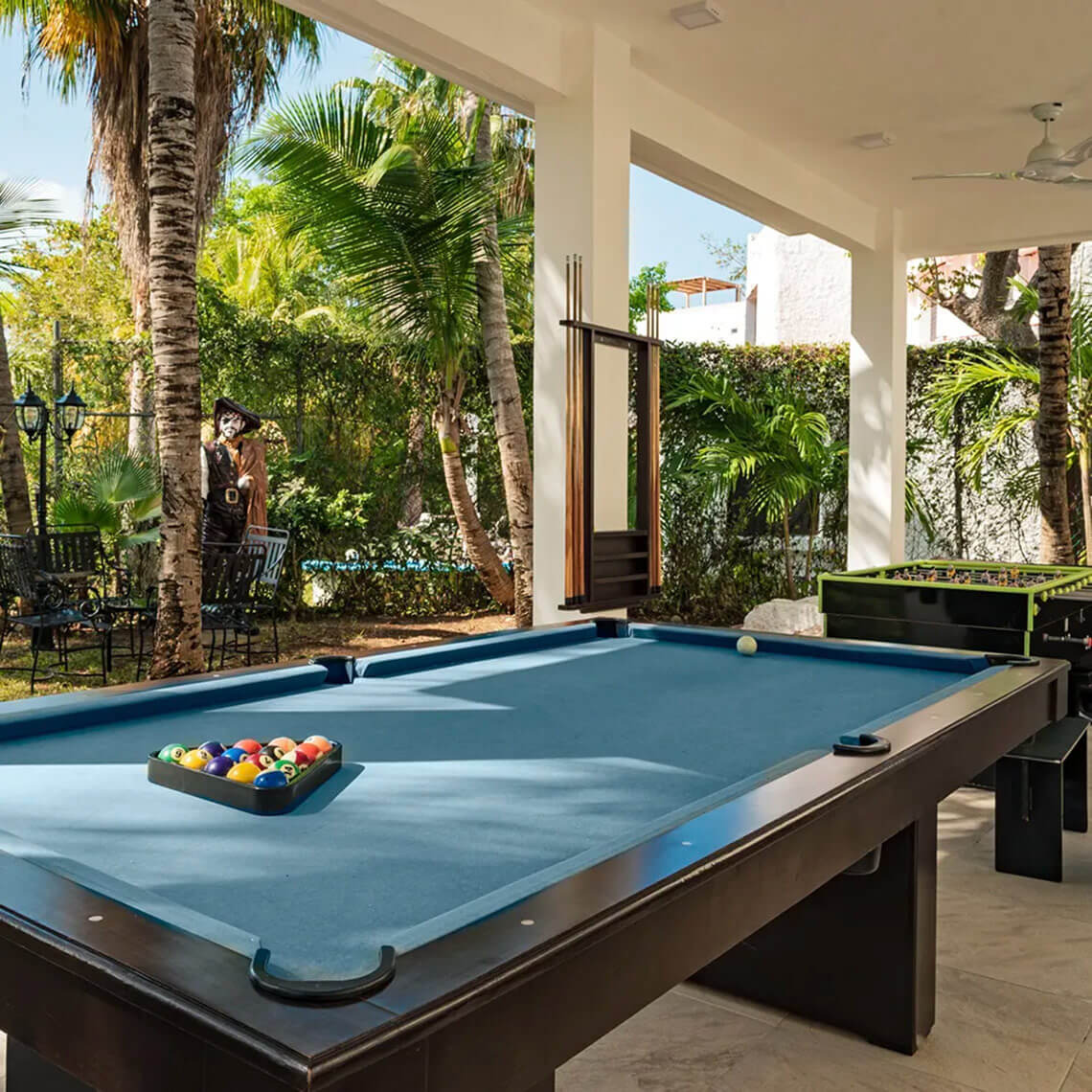 Piscina y sala de juegos al aire libre en Laguna Suites.