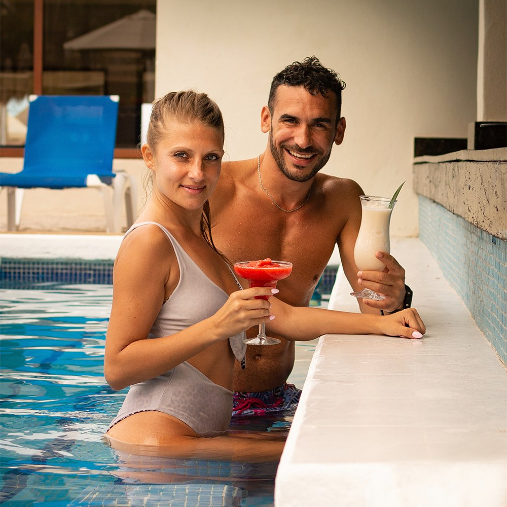 Tropical cocktail by the pool at Sunset World Resorts: Corporativa.