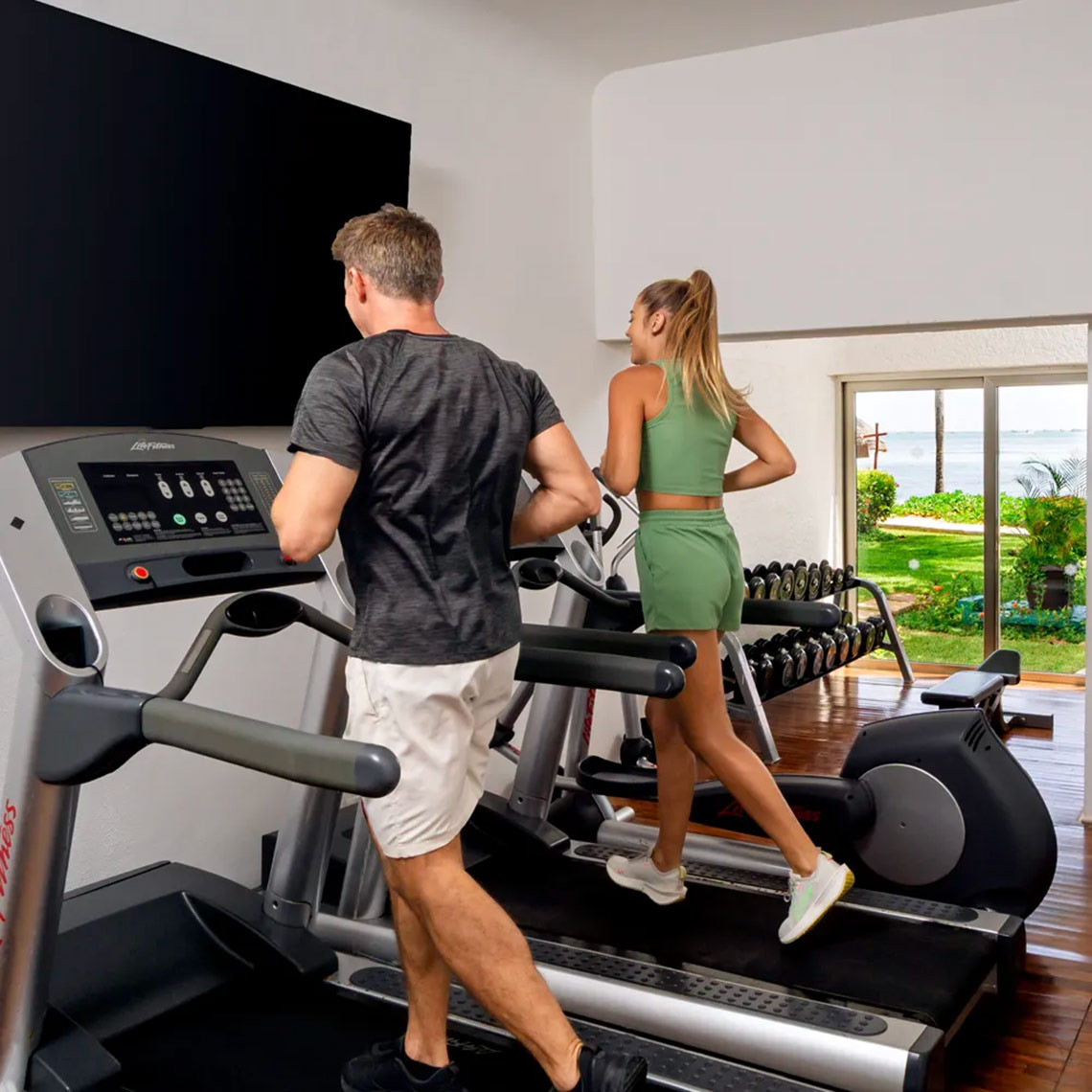 Pareja haciendo ejercicio en el gimnasio del Sunset Marina Resort & Yacht Club.