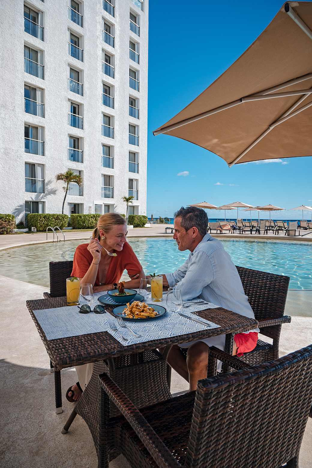 Bar al aire libre en Sunset World Resorts: Corporativa, junto a la piscina.