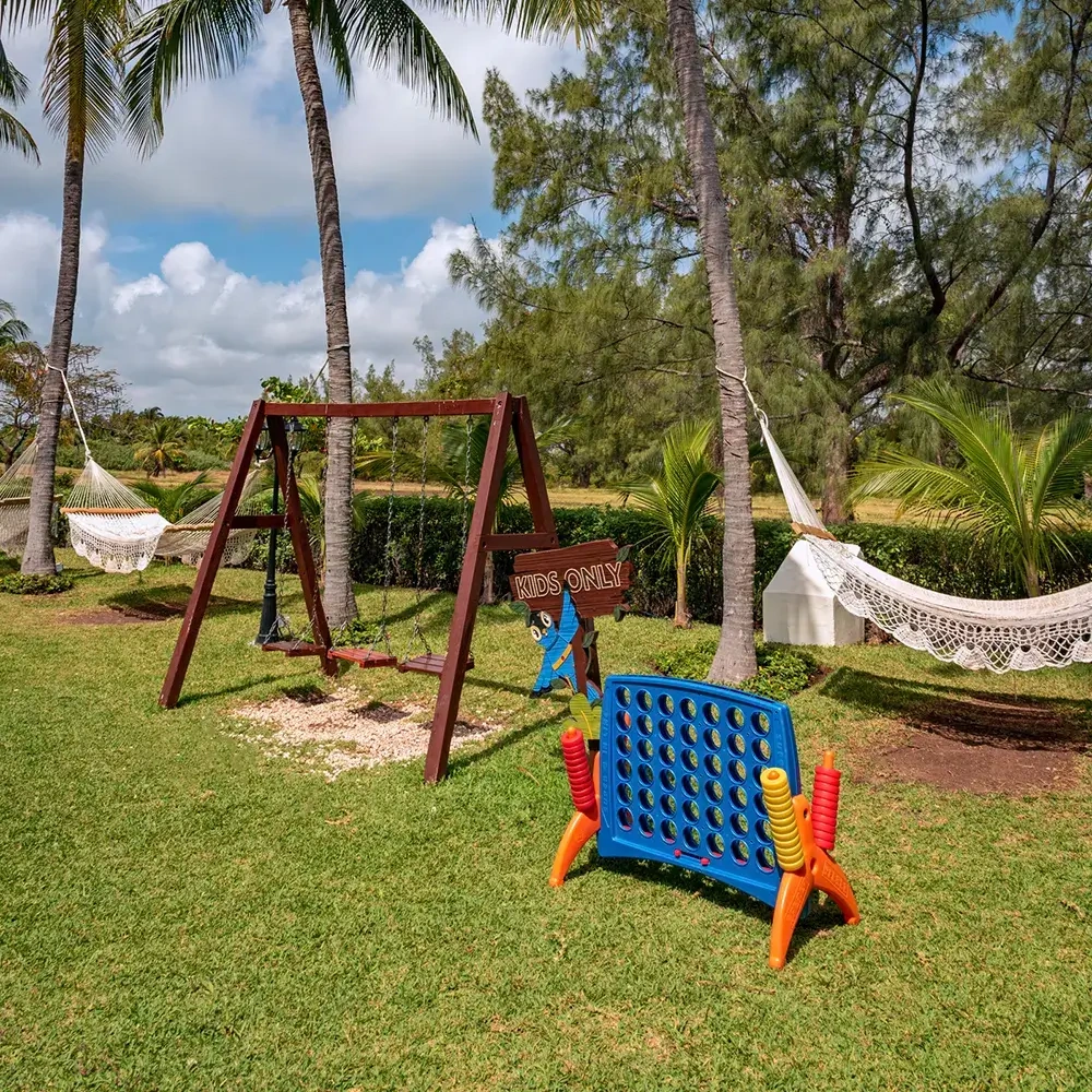 Zona infantil y hamacas en Sunset World Resorts: Corporativa.