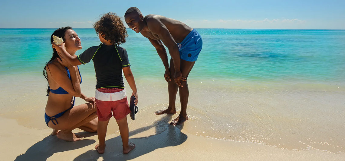 Familia en la playa de Sunset Fishermen Beach Resort | Página Oficial