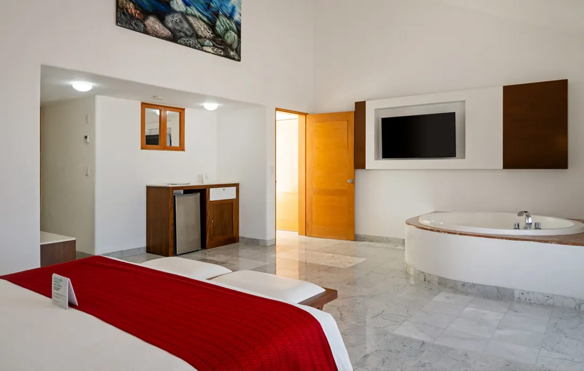 Suite de lujo con jacuzzi y vista a Sunset Marina Resort & Yacht Club