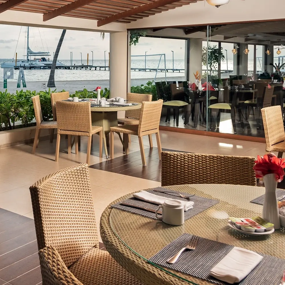 Sunset World Resorts: Corporativa - Outdoor dining with ocean views at this resort.