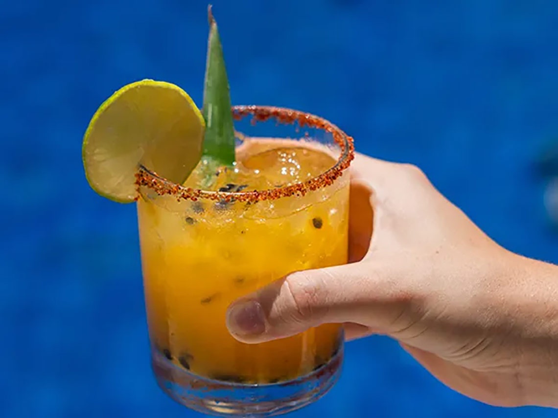 Coctel tropical con borde de chile en Laguna Suites | Página Oficial