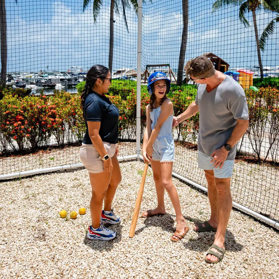 Familia jugando béisbol en Sunset Marina Resort & Yacht Club.