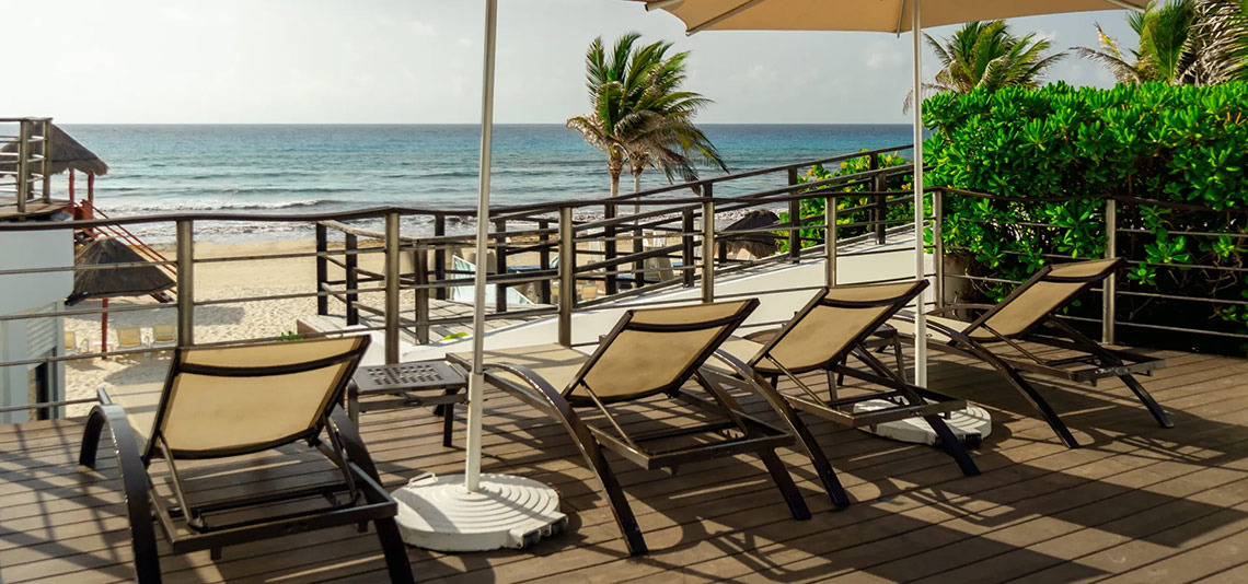 Sunset Royal Beach Resort: Lounge chairs on deck overlooking the ocean and beach.