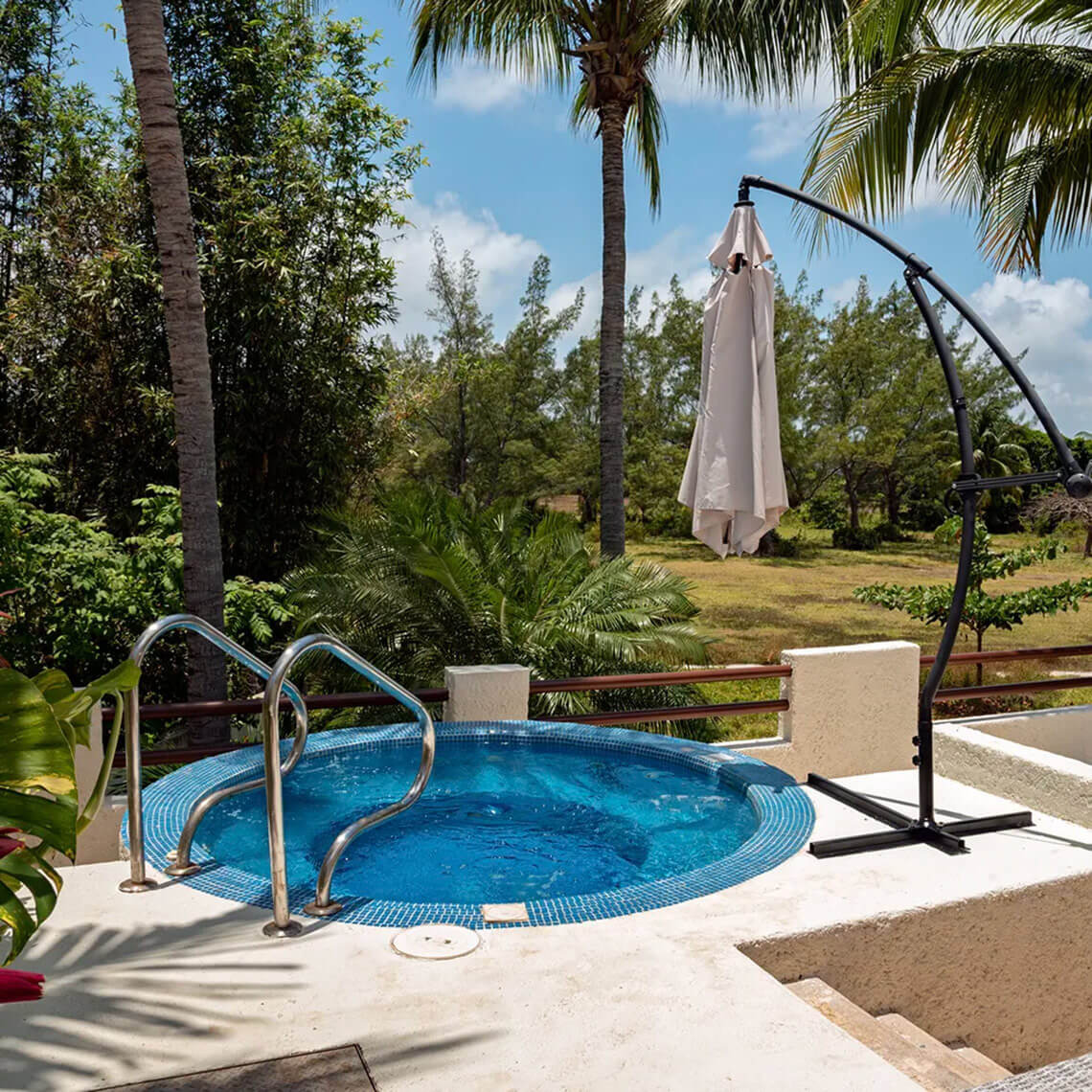 Jacuzzi al aire libre en Laguna Suites, perfecto para relajarse junto a la piscina.