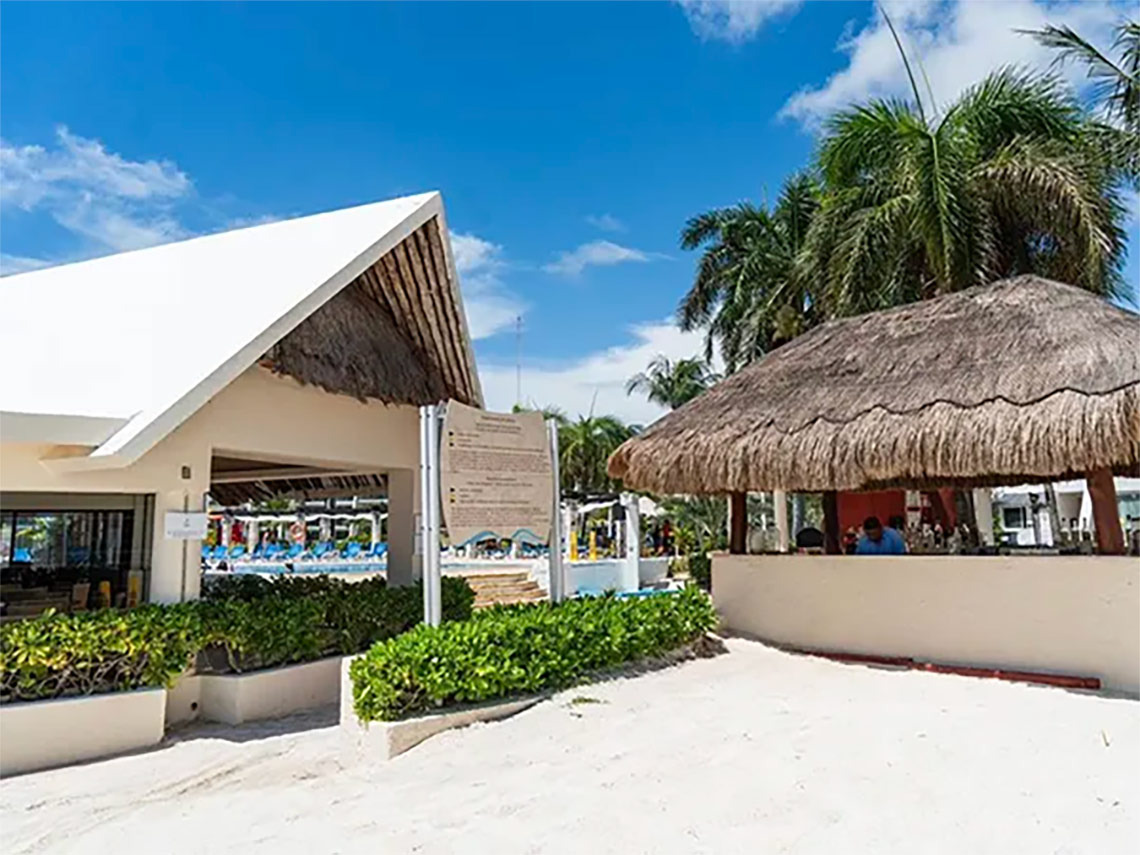 Ocean Spa Hotel: Beach bar and resort entrance under palm trees.