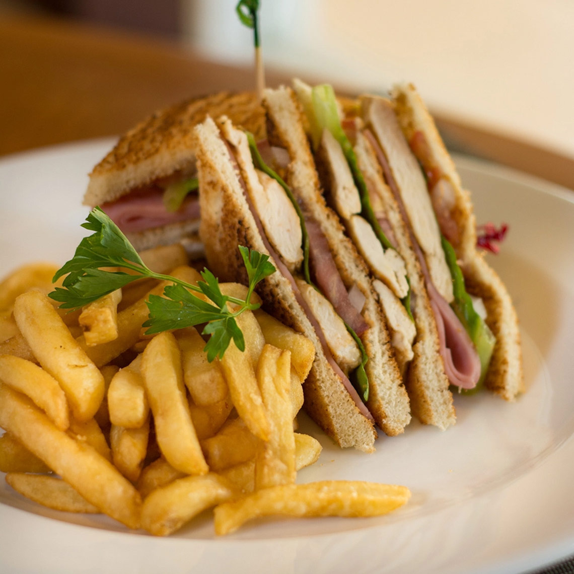 Sandwich de club con papas fritas en Sunset Marina Resort & Yacht Club