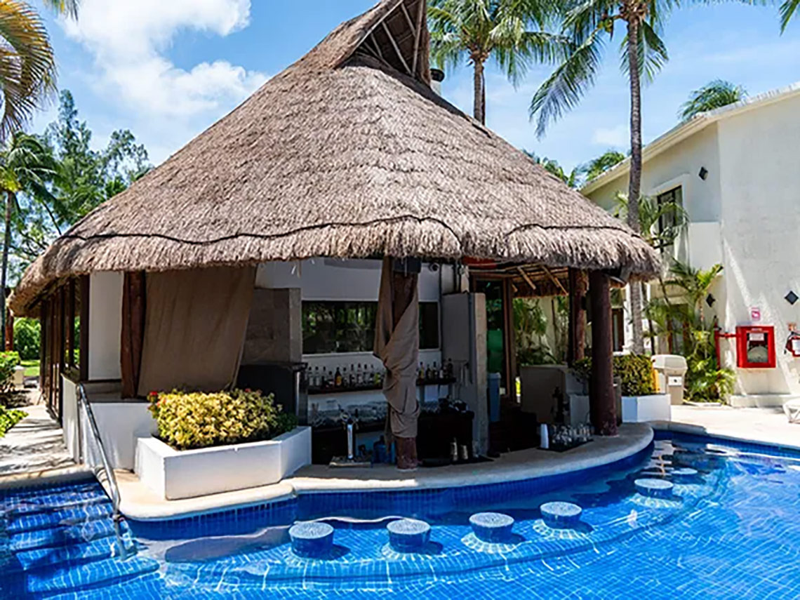 Bar en piscina en Laguna Suites, perfecto para relajarse.