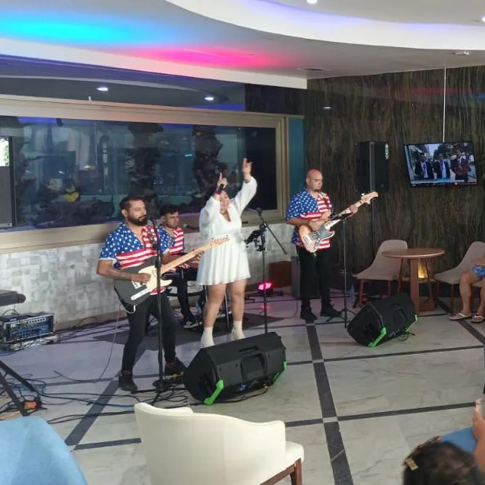 Musician plays saxophone at Sunset World Resorts: Corporativa event.