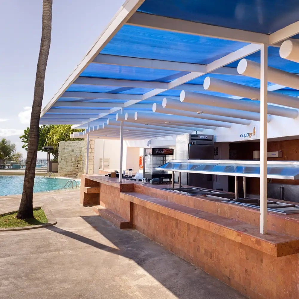 Resort pool bar at Sunset World Resorts: Corporativa, perfect for poolside drinks.